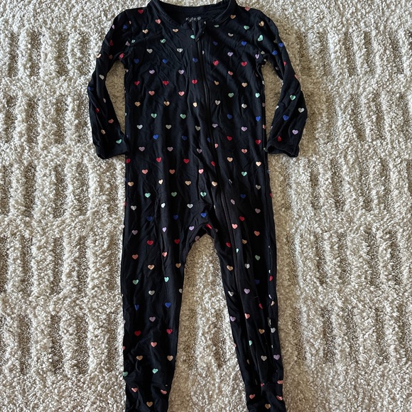 Kyte Baby Zippered Romper in Midnight Rainbow Hearts - Picture 4 of 5